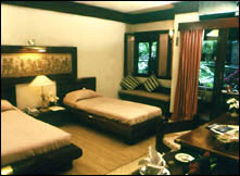 Standard deluxe suite with twin beds
