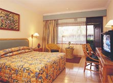 Bali Dynasty Resort - superior room king bed